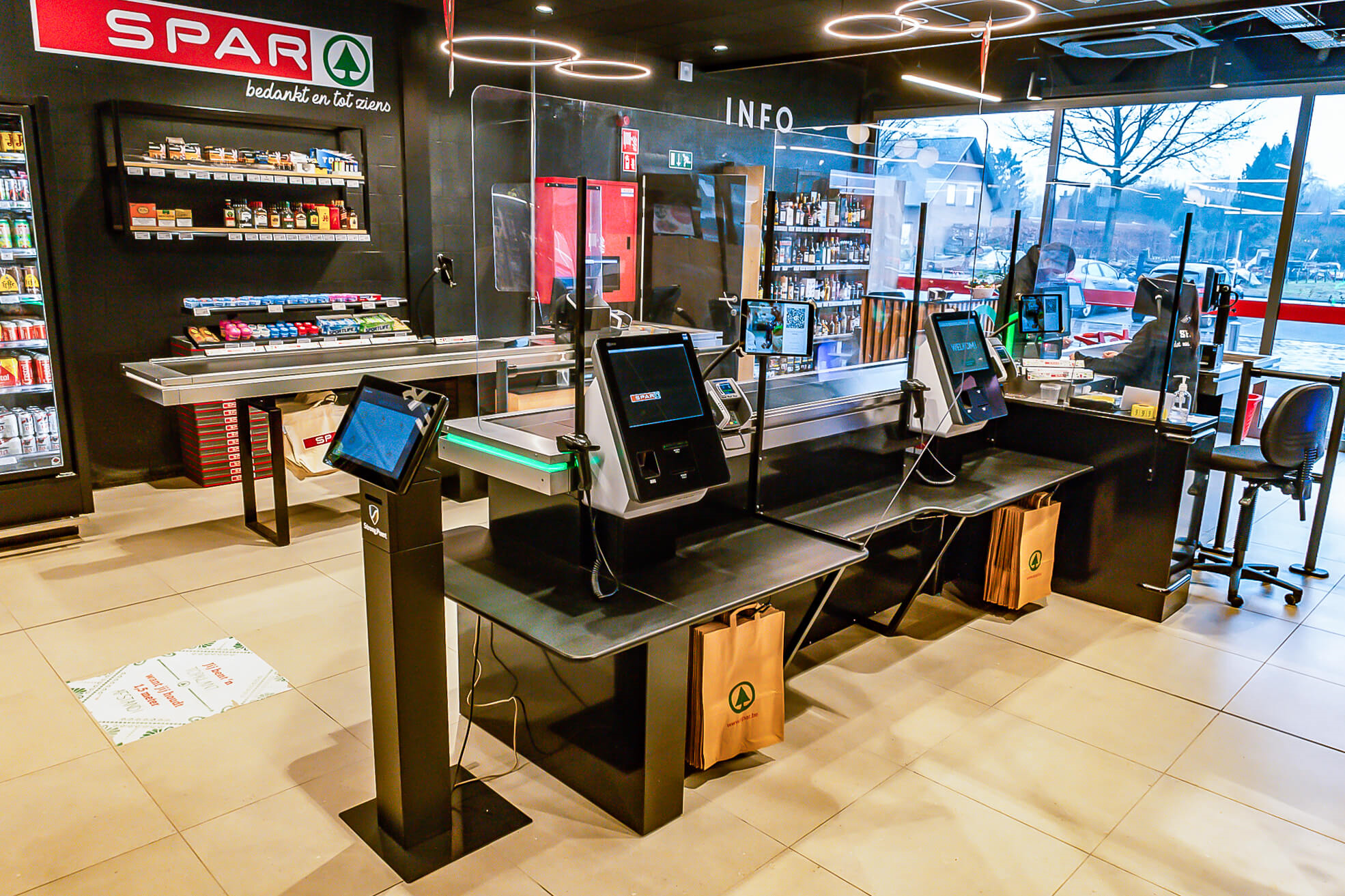 Self-checkout en normale checkouts bij SPAR Lambrechts